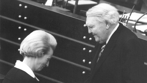 13.12.1972: Annemarie Renger mit Alterspräsident Ludwig Erhardt