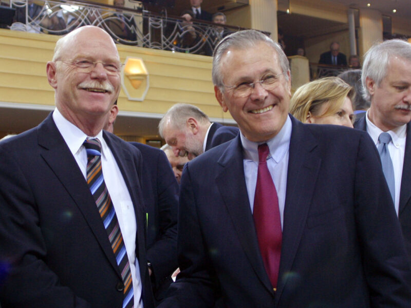 Peter Struck 2005 mit US-Verteidigungsminister Donald Rumsfeld