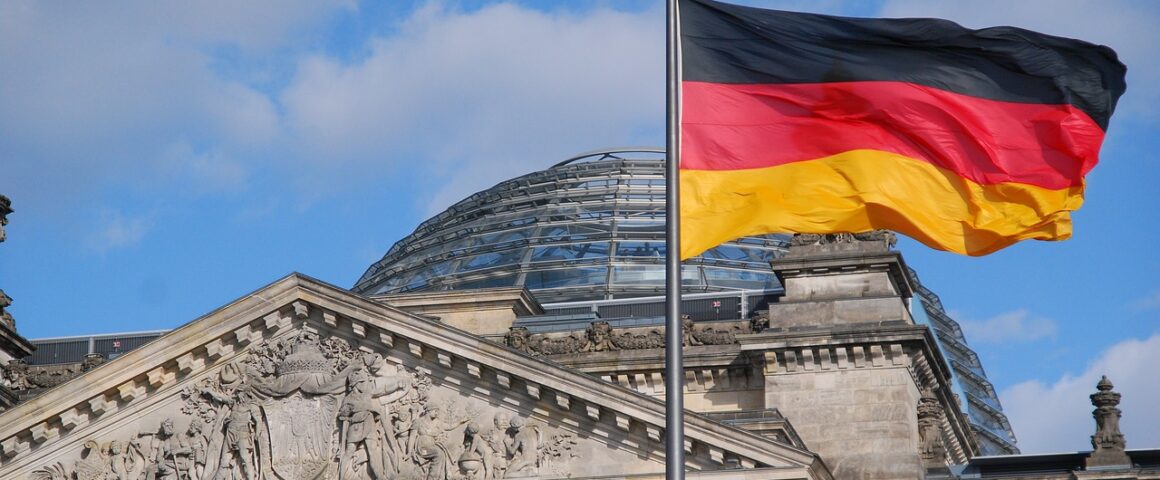 Reichstag mit Deutschlandfahne