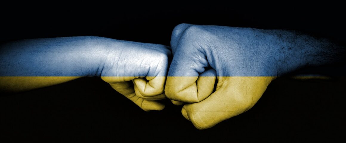 Faustgruß, Hände in den Farben der Ukraine