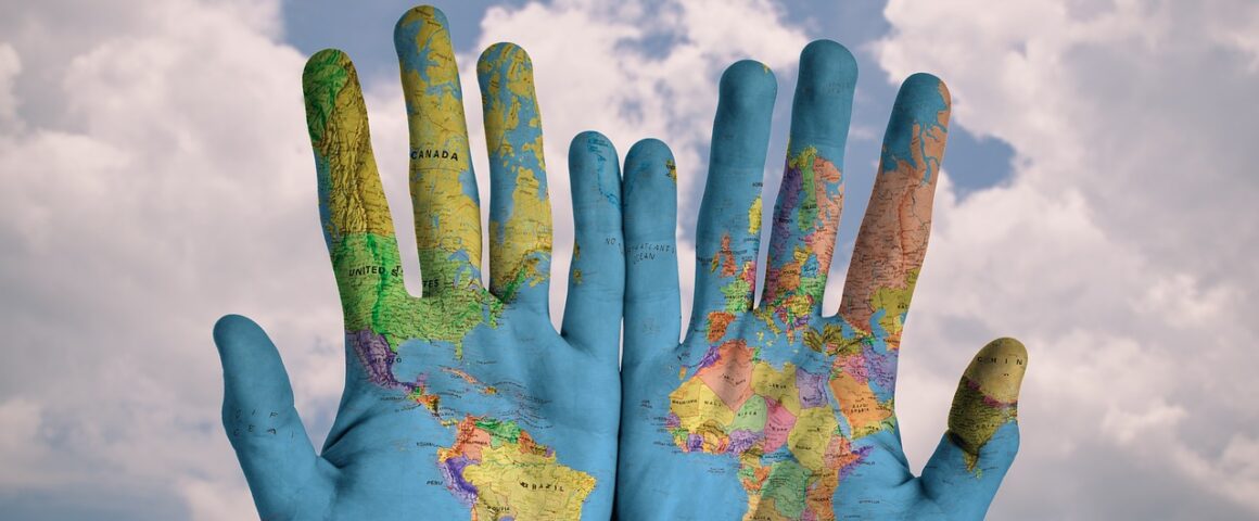 Hände als Weltkarte bemalt
