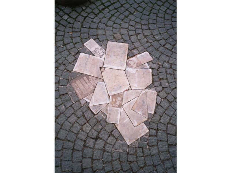 Das Mahnmal für die Weiße Rose vor dem Hauptgebäude der LMU München stellt die verteilten Flugblätter dar
