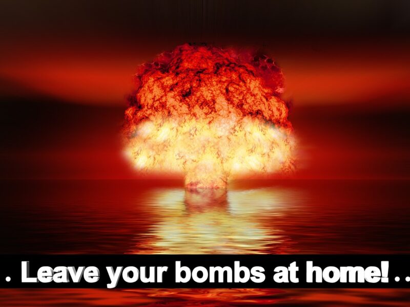 Atompilz mit Botschaft "Leave our Bombs at Home"