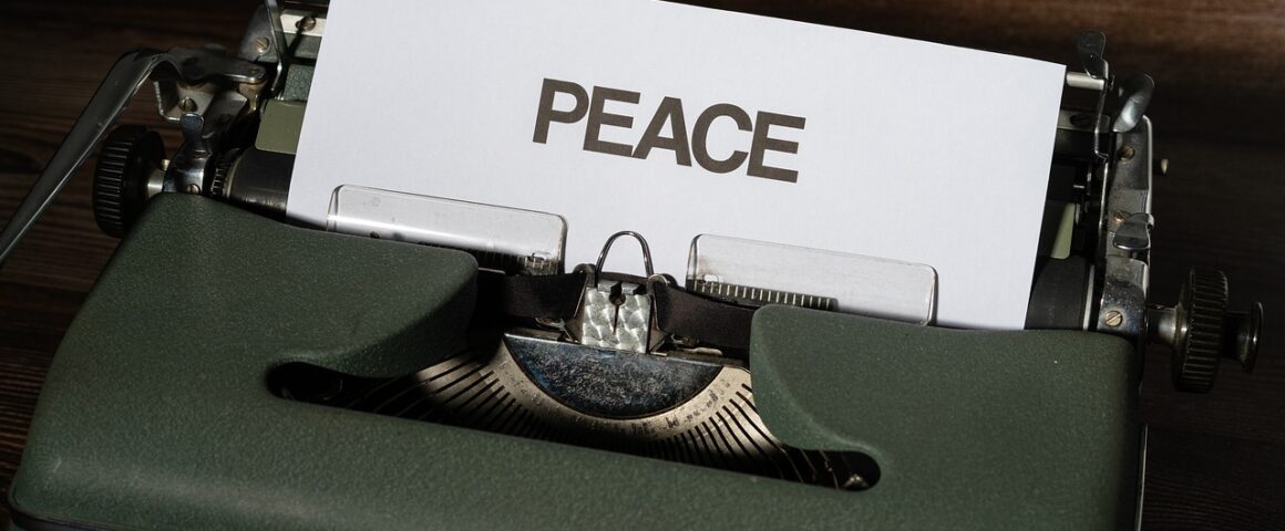 Schreibmaschine mit beschriebenen Blatt "Frieden"