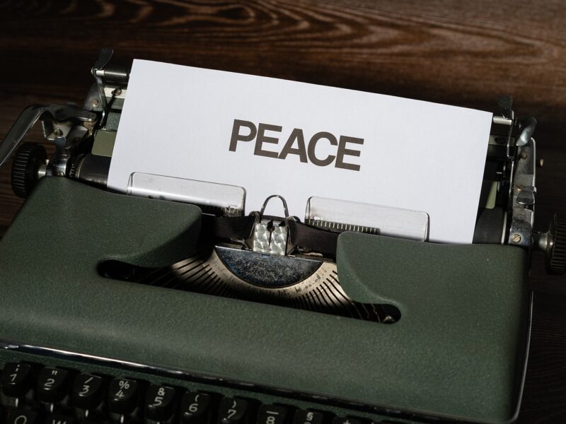 Schreibmaschine mit beschriebenen Blatt "Frieden"