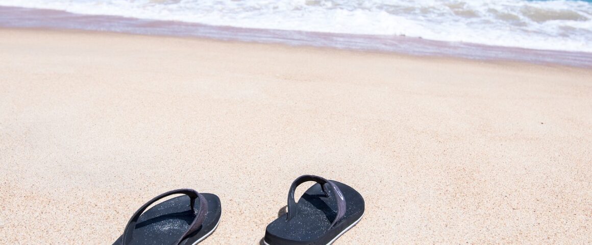 Sandalen am Strand