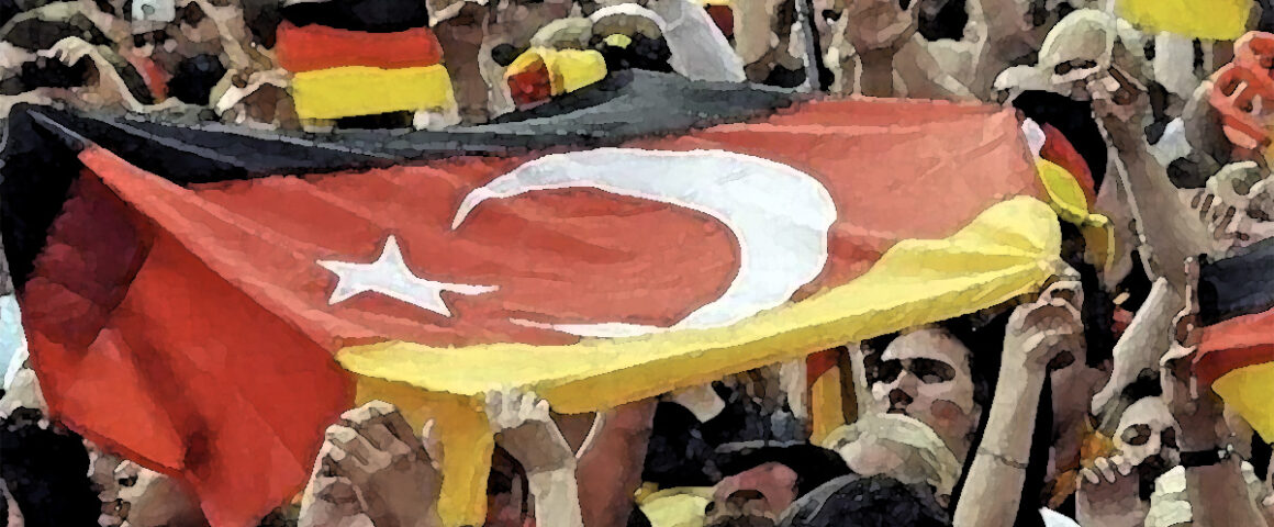 Menschenmenge mit deutschen und türkischen Flaggen
