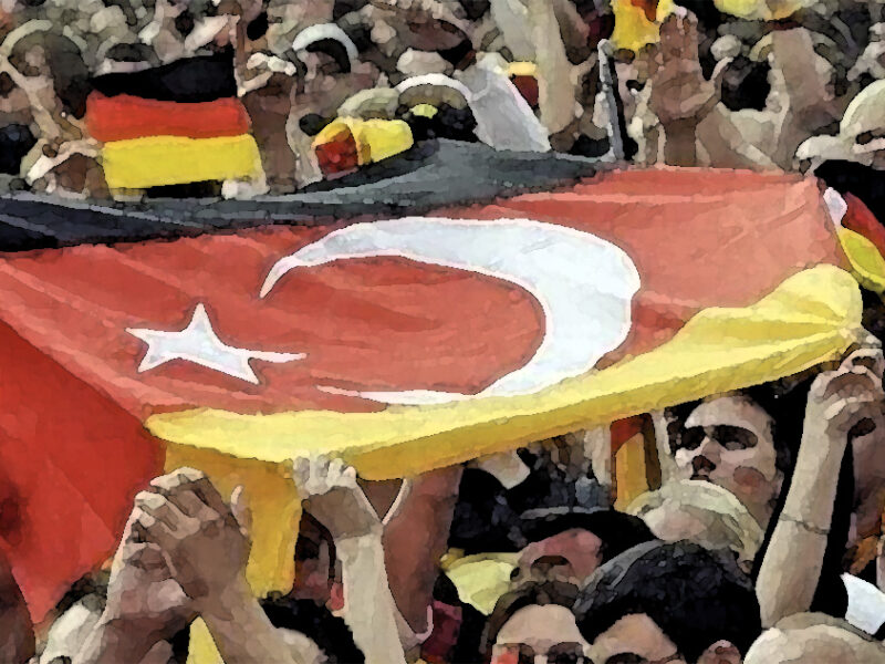 Menschenmenge mit deutschen und türkischen Flaggen