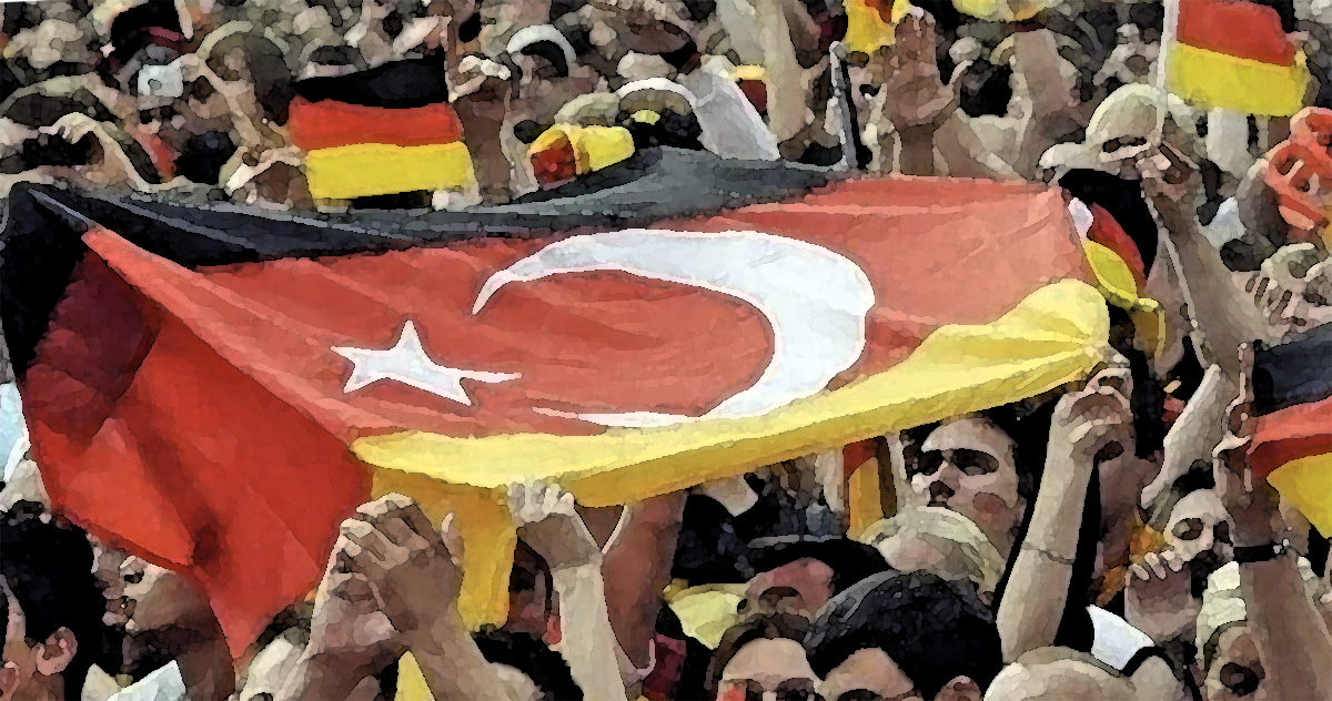 Menschenmenge mit deutschen und türkischen Flaggen