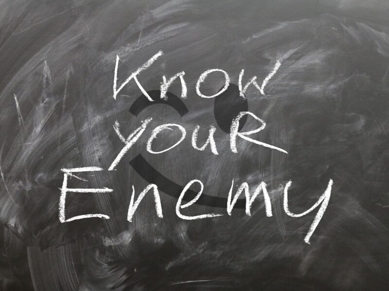 Tafelaufschrift "know Your enemy"