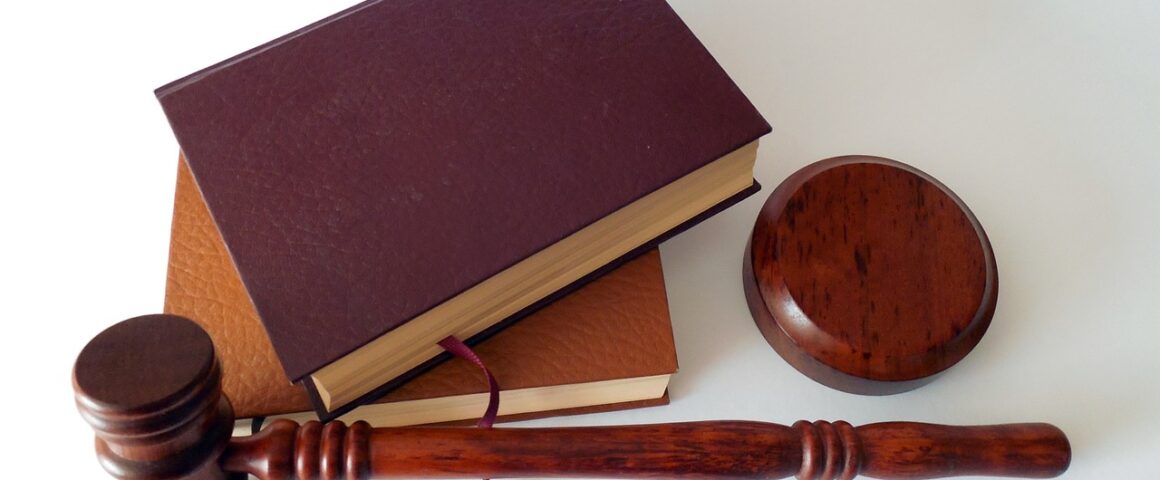 Gerichtshammer, Gesetzesbücher