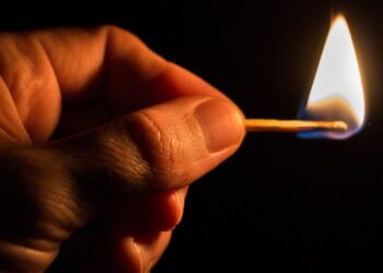 Brennendes Streichholz