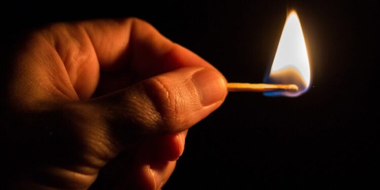 Brennendes Streichholz