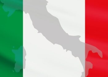 Umrisse Italien hinter italienischer Flagge