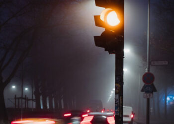 Ampel auf Dauergelb, nachts