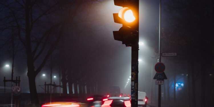 Ampel auf Dauergelb, nachts