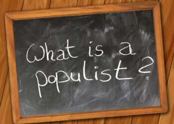 Tafel mit Aufschrift "Wha is a populist?"