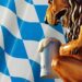 Löwe mit Bierkrug vor bayerischer Flagge