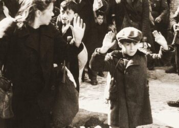 Naziverbecher treiben jüdische Frauen, Kinder und alte Menschen im Warschauer Ghetto zusammen