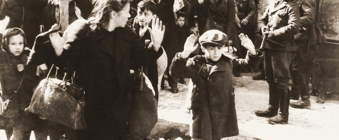 Naziverbecher treiben jüdische Frauen, Kinder und alte Menschen im Warschauer Ghetto zusammen