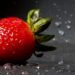 Erdbeere auf schwarzen Grund