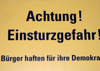 Schild "Achtung! Einsturzgefahr. Bürger haften für ihre Demokratie"