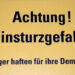 Schild "Achtung! Einsturzgefahr. Bürger haften für ihre Demokratie"
