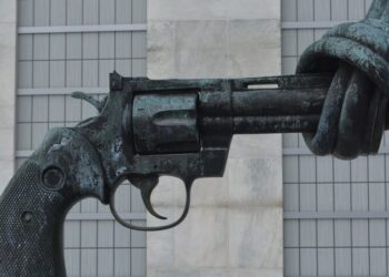 Skulptur, Pistole mit Knoten im Lauf