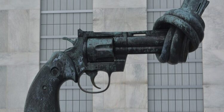 Skulptur, Pistole mit Knoten im Lauf