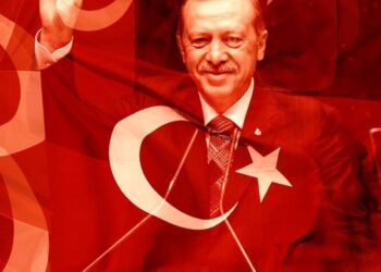 Erdogan hinter Türkeiflagge