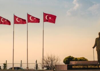 Statue Kemal Atatürk mit türkischen Nationalflaggen