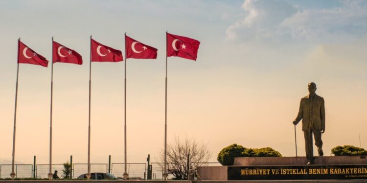 Statue Kemal Atatürk mit türkischen Nationalflaggen