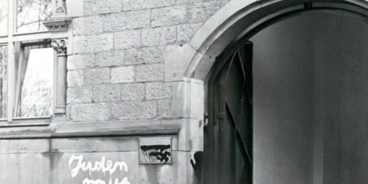 Nazi-Schmiererei und Hakenkreuze an der Synagoge von Köln an Weihnachten 1959