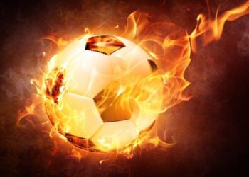 Brennender Fußball im Flug