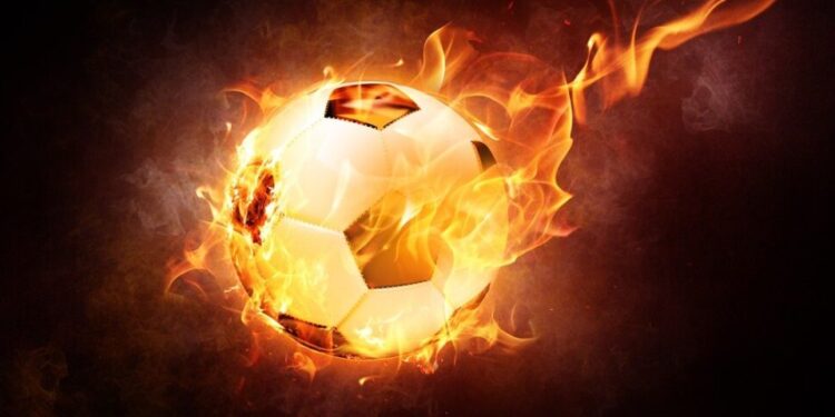 Brennender Fußball im Flug