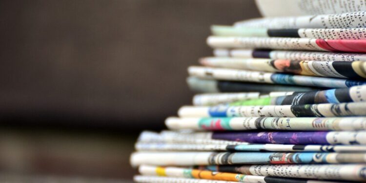 Stapel von Zeitungen