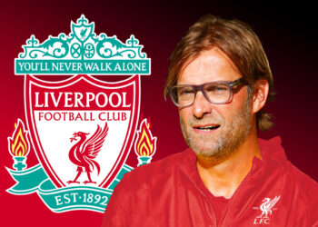 Jürgen Klopp mit Vereinswappen vom FC Liverpool