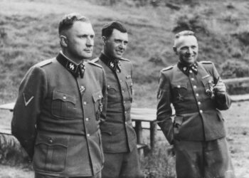 Josef Mengele (Mitte) zwischen den Kommandanten Richard Baer (links) und Rudolf Höß an der Solahütte bei Auschwitz, 1944. Aufnahme aus dem Auschwitz-Album Karl-Friedrich Höckers