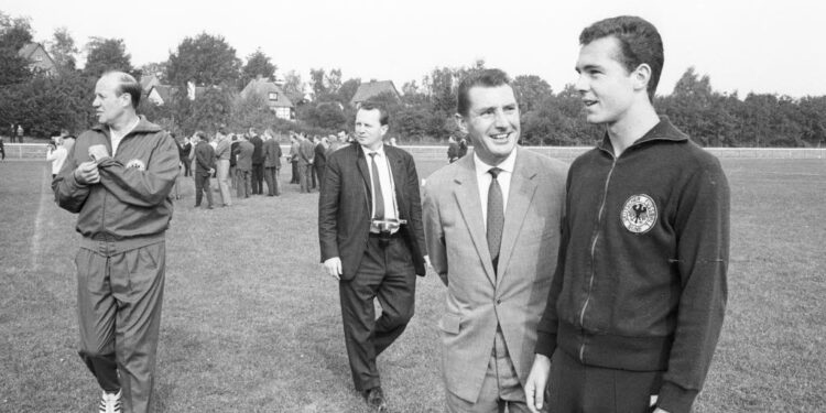 Franz-Beckenbauer mit Fritz Walter und Bundestrainer Helmut Schön, 1974