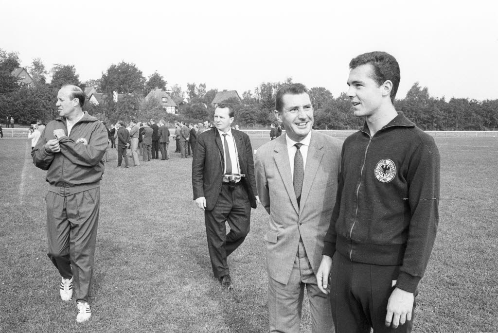 Franz-Beckenbauer mit Fritz Walter und Bundestrainer Helmut Schön, 1974