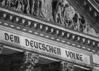 Inschrift "Dem Deutschen Volke" über dem Haupteingang zum Bundestag