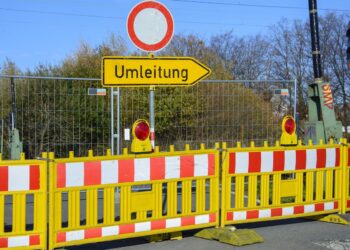 Straßensperre mit Umleitungsschild