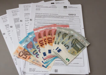 Rentenantrag mit Geldscheinen. Symbolbild "Rentenversicherung"