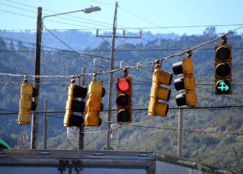 Straßenampeln, über einer Straße hängend