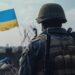 Ukrainischer Soldat vor Landesflagge