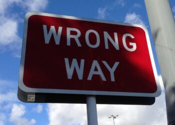 Straßenschild "Wrong Way"