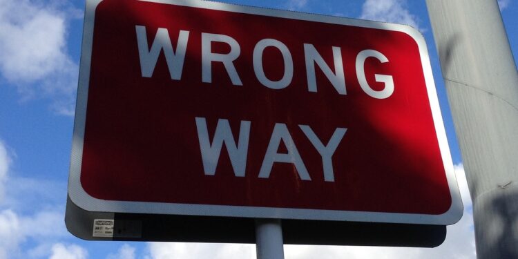 Straßenschild "Wrong Way"