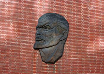 Leninplakete auf roter Ziegelmauer