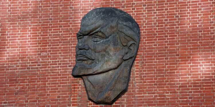 Leninplakete auf roter Ziegelmauer