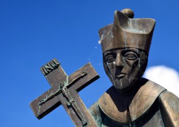 Statue eines Bischofs mit Jesus am Kreuz